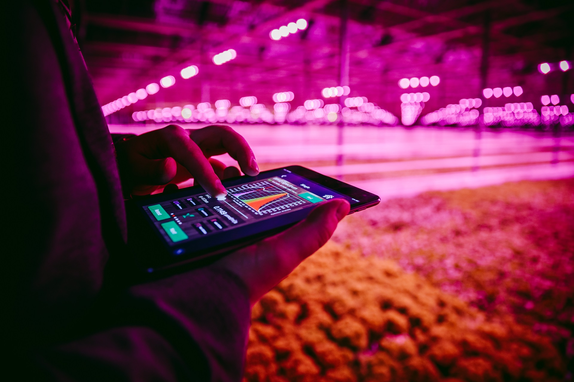 Zdjęcie przedstawia dloń z panelem do sterowania