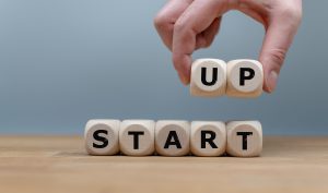 Napis startup ułożony z klocków