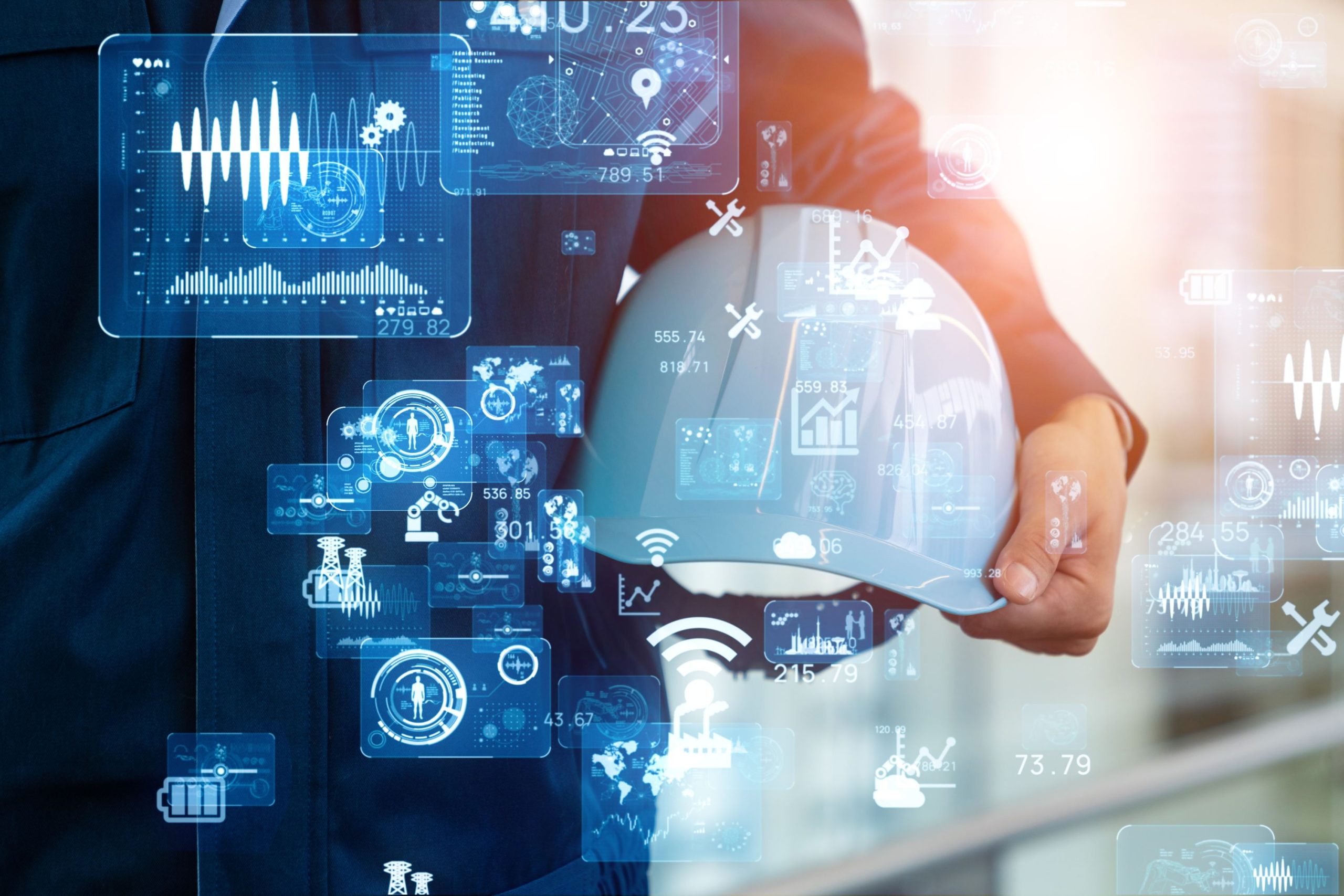 Pracownik nowoczesnej fabryki z kaskiem w ręku