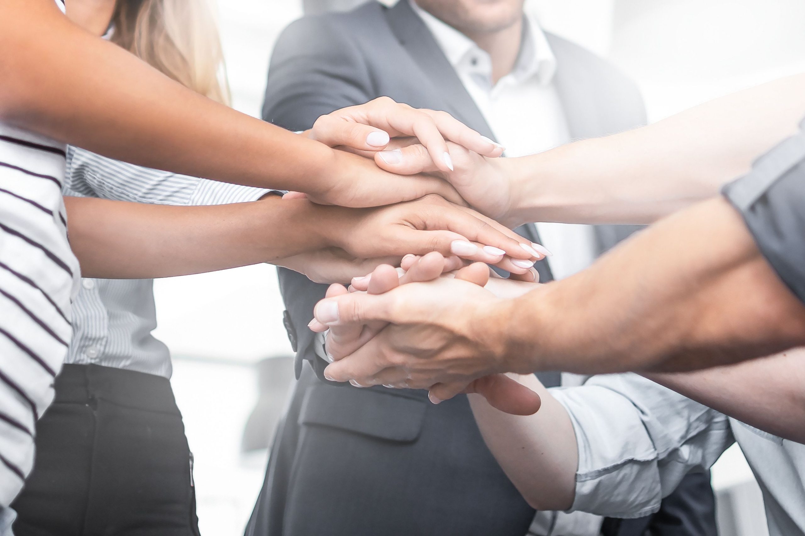 Dłonie we wspólnym uścisku